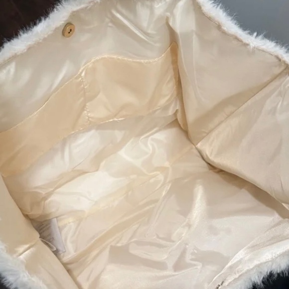 NWT Victoria's Secret Ivory Cream Luxe Fuzzy Soft Faux Fur Tote Travel Bag 2025 - Picture 9 of 14
